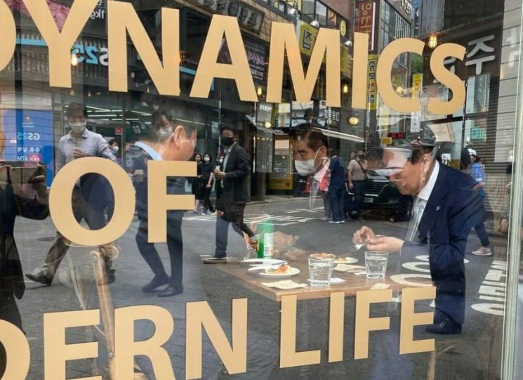 종로 나타난 尹…경제수석 생일 맞아 점심 '피자 번개'