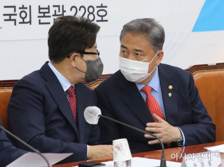 권성동 국민의힘 원내대표와 박진 외교부 장관이 8일 국회에서 열린 '북 도발 관련 국가안보 점검 당·정·대 협의회'에 참석, 회의 시작에 앞서 이야기를 나누고 있다./윤동주 기자 doso7@
