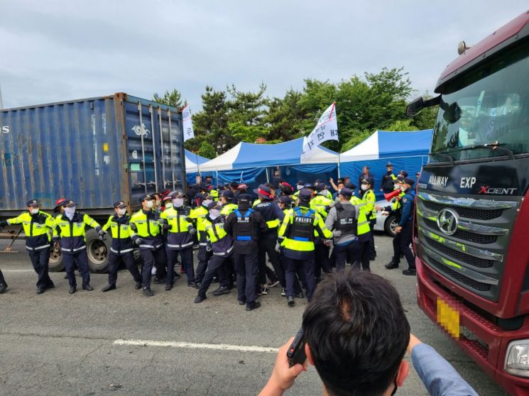 화물연대 노조원이 트레일러 통행을 방해하다 경찰에 체포되고 있다.