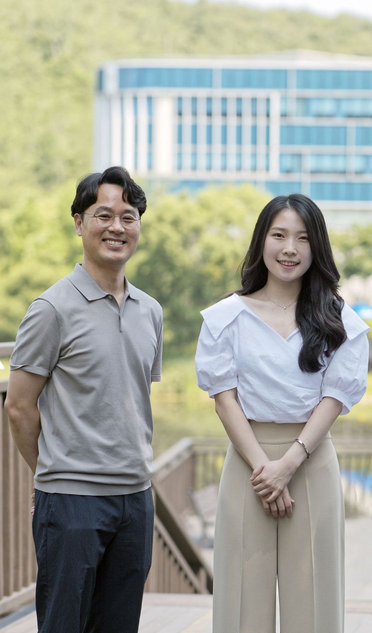 왼쪽부터 김건태 교수와 오진경 연구원.
