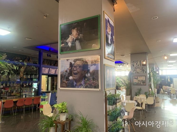 송해 선생이 꾸준히 어르신들을 위한 공연을 해온 '추억을 파는 극장' 내부에 송해 선생의 포스터가 걸려 있다. 사진=이주은 인턴기자 jooeun126@asiae.co.kr