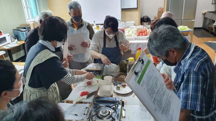 농촌소득자원발굴 교육 진행 중인 농업농촌 활력 센터.