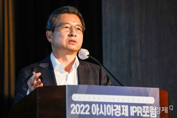 김용범 한국금융연구원 초빙연구위원이 8일 서울 중구 은행회관에서 열린 '2022 아시아경제 IPR포럼'에서 '격변과 균형, 복합위기의 시대 세계경제와 투자의 미래'란 주제로 강연하고 있다./강진형 기자aymsdream@