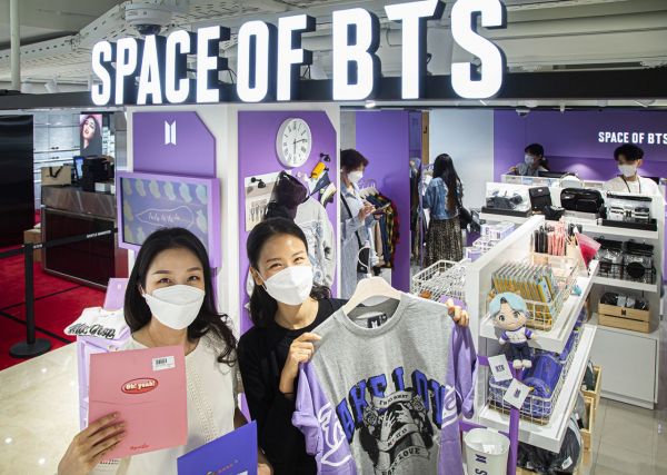 모델들이 서울 장충동 신라면세점 서울점 방탄소년단(BTS) 공식 상품 스토어 '스페이스 오브 BTS'에서 상품을 소개하고 있다[사진제공=신라면세점].
