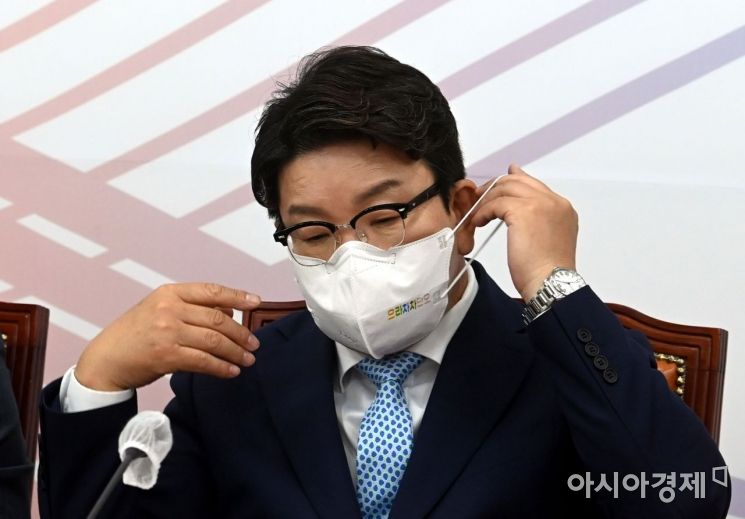 권성동 국민의힘 원내대표가 9일 국회에서 열린 최고위원회의에 참석, 발언을 마친 후 마스크를 착용하고 있다./윤동주 기자 doso7@