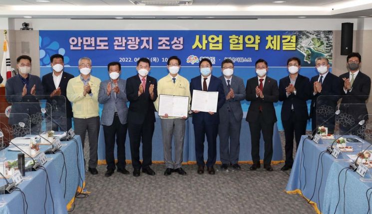 양승조 충남도지사(왼쪽 여섯 번째)가 9일 충남도청에서 온더웨스트 컨소시엄 참여 기업 관계자들과 본계약을 체결한 후 기념촬영 하고 있다. 충남도 제공