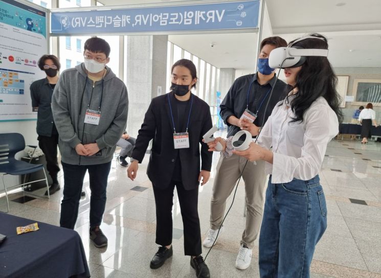 동서대 학생이 ‘2022 동서 AI 언박싱’ 행사 전시체험 부스에서 VR게임을 체험하는 중이다.