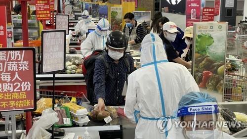 중국 상하이 까르푸 매장 한 시민이 결제를 하고 있다. [이미지출처=연합뉴스]
