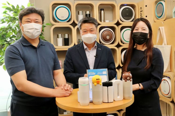 김학도 중진공 이사장(가운데)이 서울 서초구 소재 공기청정기술 전문기업 클레어를 찾아 제품을 체험하고 있다.