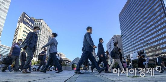 서울 종로구 세종로 네거리에서 직장인들이 외투를 입고 출근길에 오르고 있다. /사진=아시아경제