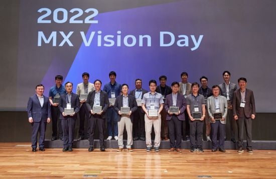산학협력에 참여한 교수진과 연구원들이 삼성전자의 감사패를 들고 기념촬영을 하고 있다.