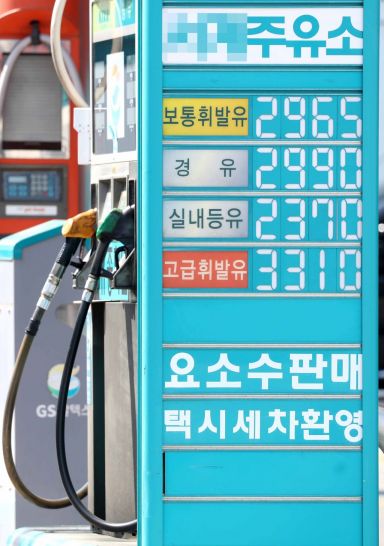 기름값이 끝없이 오르고 있는 12일 서울 시내 한 주유소에서 휘발유를 리터당 2965원, 경유를 2990원에 판매하고 있다. /문호남 기자 munonam@
