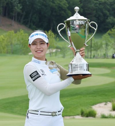 박민지가 셀트리온퀸즈 마스터즈 우승 직후 트로피를 들고 미소를 짓고 있다. 사진제공=KLPGA