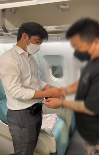 경찰이 대한항공 K684기내에서 피의자를 체포하고 있다.   사진자료=전남경찰청