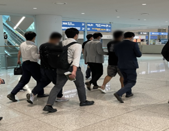 보이스피싱 상선급 피의자 2명이 베트남 현지에서 체포돼 인천국제공항을 통해 입국하고 있다.   사진자료=전남경찰청