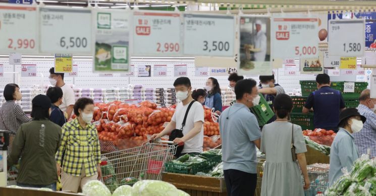 치킨부터 기름값까지…고공행진 물가에 시민들 '울상'