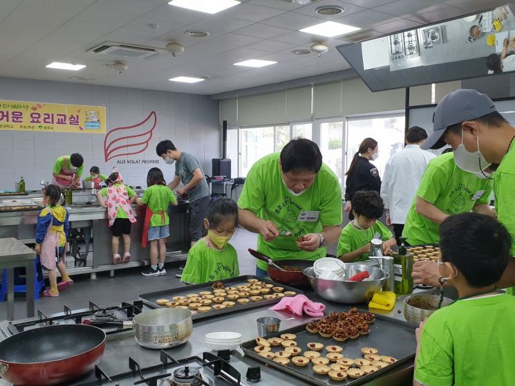 요리 숟가락 든 아빠들 … 영주시 ‘30인 아빠단’, 일·가정 양립문화 앞장