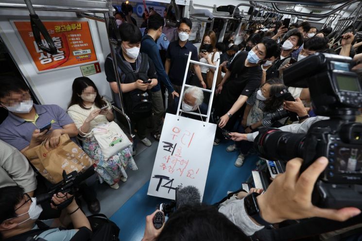 전장연 시위·노숙인 사상사고…아수라장 된 서울 지하철 출근길