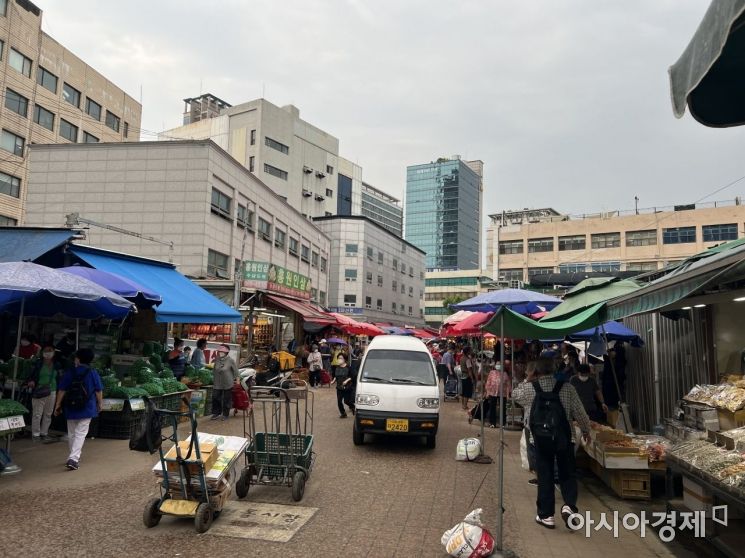 "대학가에 있고 전통시장에는 없어"… 존재감 없는 '실버존'