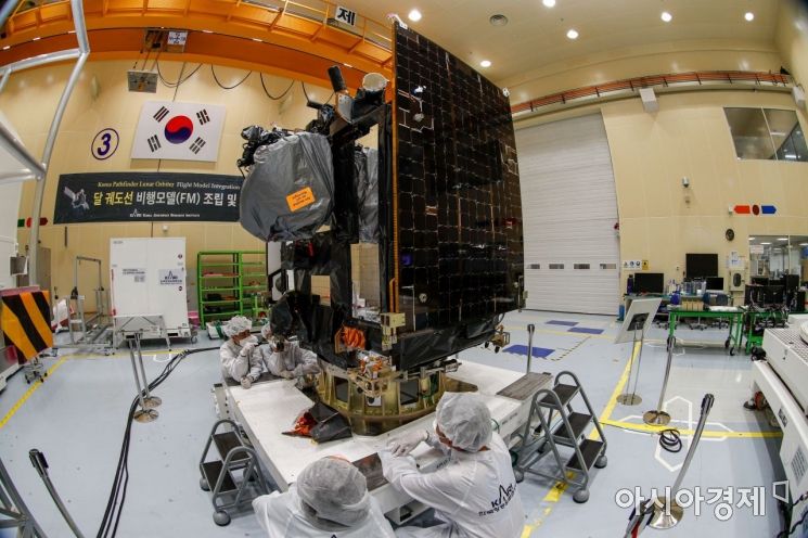 대전 유성구 한국항공우주연구원에서 연구원들이 대한민국 달 궤도선 '다누리호'를 점검하고 있다. 다누리호는 특수 제작된 컨테이너에 실려 오는 7월5일 미국 플로리다주 케이프커네버럴 우주군기지로 옮겨진 뒤 8월3일 오전 8시20분 우주로 발사될 예정이다./대전=강진형 기자aymsdream@