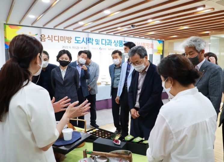 영양군이 장계향문화체험교육원에서 음식디미방 도시락과 다과상품 시식품평회를 개최했다.