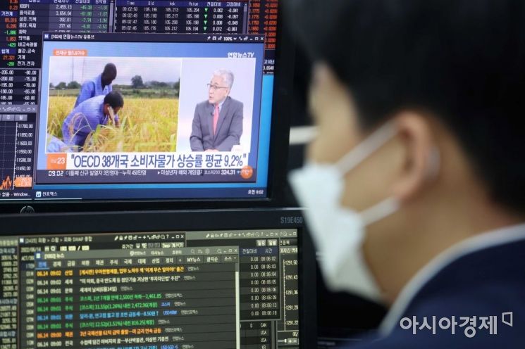 코스피가 장 초반 1% 넘게 하락하며 2500선이 붕괴된 14일 서울 을지로 하나은행 딜링룸에서 딜러들이 일하고 있다. /문호남 기자 munonam@
