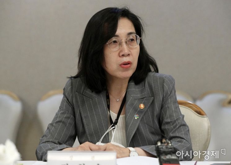 김현숙 여성가족부 장관이 14일 서울 종로구 정부서울청사에서 열린 청소년계 소통 간담회에서 인사말을 하고 있다./김현민 기자 kimhyun81@