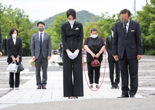 김건희 여사 봉하마을 동행인은 '교수'… 野 "비선 논란 자초"