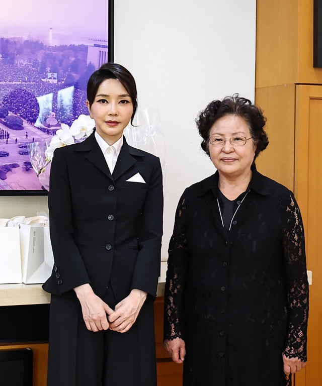 김건희 여사 봉하마을 동행인은 '교수'… 野 "비선 논란 자초"