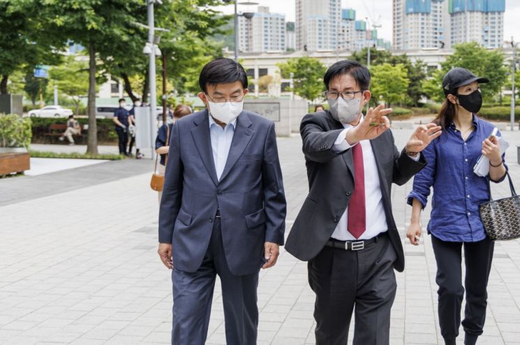 상암동 시찰 중인 박강수 마포구청장 당선인(가운데)과 김성동 국민의힘 서울특별시당 마포구을 당협위원장(왼쪽)