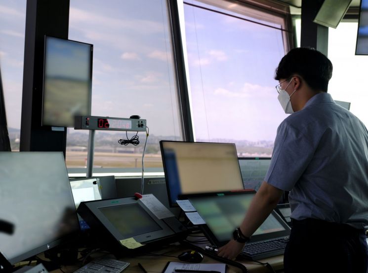 김포국제공항 계류장 관제소에서 직원이 업무를 하고 있는 모습. 사진제공=한국공항공사