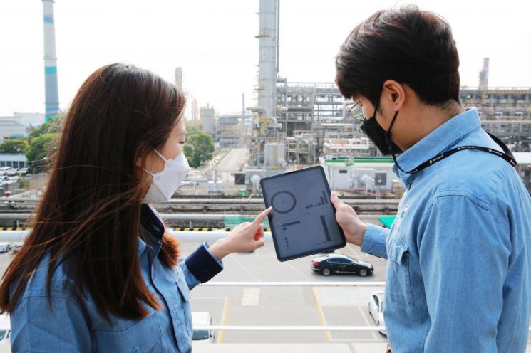 GS Caltex employees working at the Yeosu plant using the M365 system. (Photo by GS Caltex)
