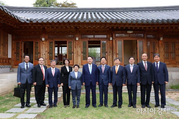 President Yoon Suk-yeol received a report from Kim Ki-hyun, head of the European Union (EU) special envoy delegation, on the 14th at Samcheong-dong, Jongno-gu, Seoul, and took a commemorative photo. The luncheon was attended by all members of the special envoy delegation, including Kim Ki-hyun, Lee Cheol-gyu (deputy head), Im E-ja, Park Soo-young, Bae Hyun-jin, Professor Hong Kyu-deok of Sookmyung Women's University, and Professor Park Sung-hoon of Korea University. From the presidential office, Chief Secretary Kim Dae-gi, Senior Secretary for Economic Affairs Choi Sang-mok, National Security Office Chief Kim Sung-han, and First Deputy Kim Tae-hyo were present. <br/>Photo by Kim Ki-hyun's Office