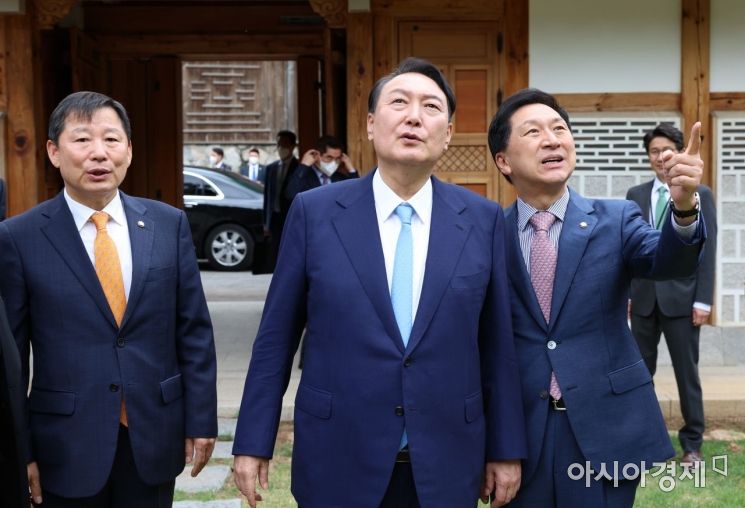President Yoon Suk-yeol received a report from Kim Ki-hyun, head of the European Union (EU) special envoy delegation, on the 14th at Samcheong-dong, Jongno-gu, Seoul, and had lunch together. The lunch was attended by the entire special envoy delegation, including Kim Ki-hyun, Lee Cheol-gyu (deputy head), Im I-ja, Park Soo-young, Bae Hyun-jin, Hong Kyu-deok, professor at Sookmyung Women's University, and Park Sung-hoon, professor at Korea University. From the presidential office, Chief Secretary Kim Dae-gi, Senior Secretary for Economic Affairs Choi Sang-mok, National Security Office Chief Kim Sung-han, and First Deputy Kim Tae-hyo were present. Photo by Kim Ki-hyun's Office
