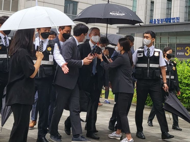 문재인 정부 당시 산업부 산하 발전 공기업 기관장 등의 사퇴를 강요한 혐의를 받는 백운규 전 산업통상자원부 장관이 15일 오전 서울동부지법에서 열린 영장실질심사에 출석하고 있다./사진=오규민기자