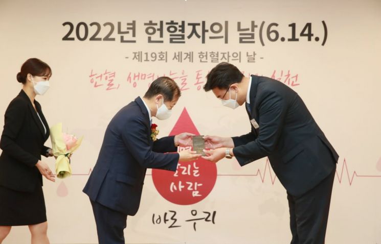 대한적십자사가 지난 14일 신천지예수교회에 대해 대대적으로 헌혈에 참여한 공로를 인정해 표창하고 있다.