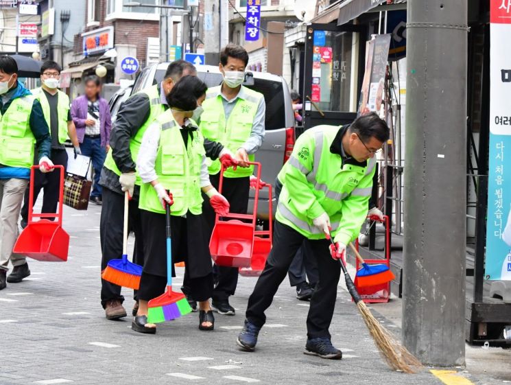 류경기 중랑구청장(맨 앞)이 15일 면목3·8동에서 주민들과 함께 107번째 골목청소를 진행하고 있다.