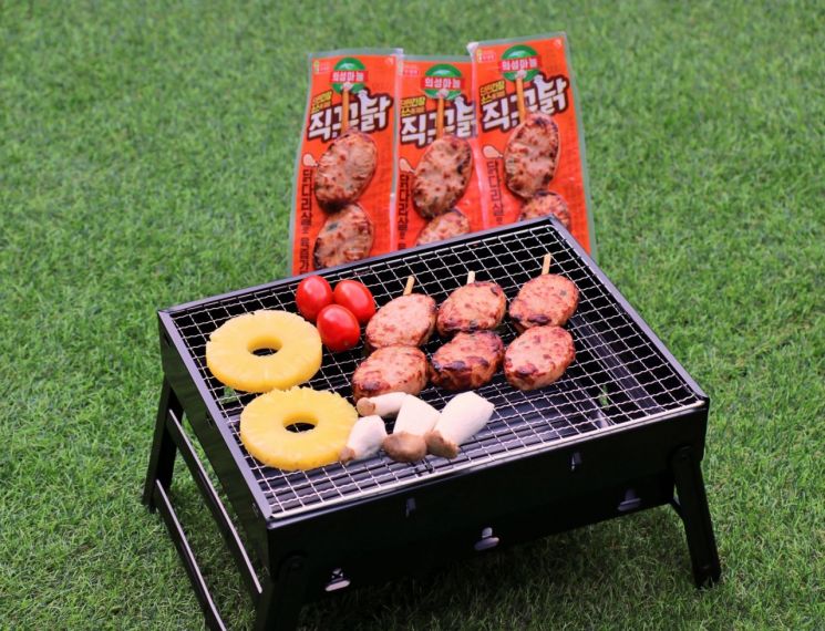 “직화로 굽고 특제 소스 바른 닭고기 햄” 롯데푸드, '의성마늘 직꾸닭' 출시