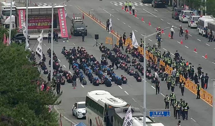 화물연대 총파업 닷새째였던 지난 11일 부산항 신항 도로에 모인 화물연대 부산지부 조합원들. / 사진=연합뉴스