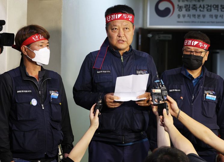 지난 14일 오후 ICD에서 열린 5차 실무교섭에서 협상이 타결된 후 화물연대 관계자들이 결과를 브리핑하고 있다. / 사진=연합뉴스