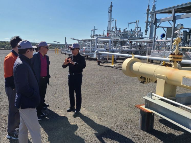주시보 포스코인터내셔널 대표(사진 오른쪽 첫번째)가 호주 세넥스에너지 로마노스 가스전의 처리시설을 방문해 임직원들과  에너지 사업에 대해 논의하고 있다.＜사진제공:포스코인터내셔널＞