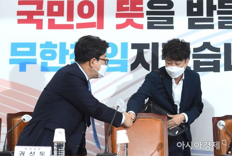 이준석 국민의힘 대표와 권성동 원내대표가 16일 국회에서 열린 최고위원회의에 참석, 인사를 나누고 있다./윤동주 기자 doso7@