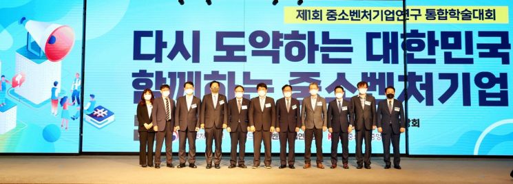 "소상공인 현금지원 신중해야" "中企 규제개혁 체감도 낮아" 목소리 