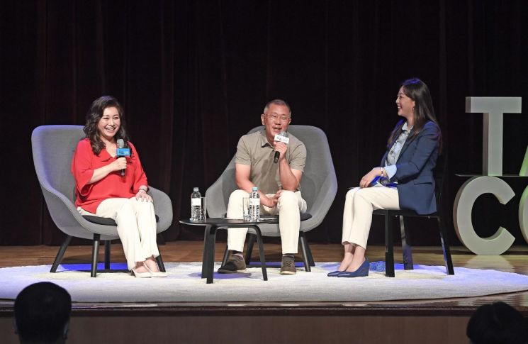정의선 현대차그룹 회장(가운데)가 오은영 박사(왼쪽)와 ‘마음 상담 토크 콘서트’에서 대화를 나누고 있다.＜사진제공:현대차그룹＞