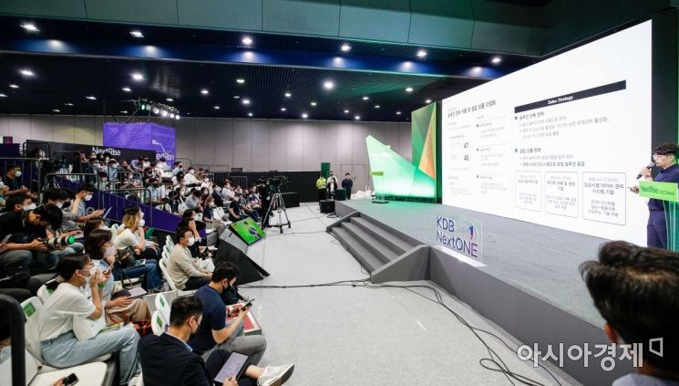 서울 강남구 코엑스에서 열린 '넥스트라이즈 2022'에 참가한 관람객들이 스타트업 관련 설명을 듣고 있다.