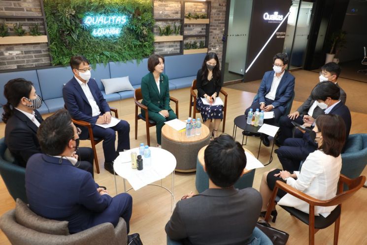 이영 중소벤처기업부 장관(왼쪽 세 번째)이 16일 경기도 성남시 분당 '퀄리타스반도체'에서 열린 팹리스 토론회에서 발언하고 있다. [사진제공 = 중소벤처기업부]
