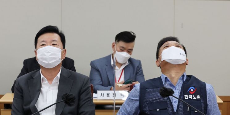 9일 오후 세종시 정부세종청사 최저임금위원회 회의실에서 열린 제3차 전원회의에서 사용자위원인 류기정 한국경영자총협회 전무(왼쪽)와 근로자위원인 이동호 한국노총 사무총장이 자리하고 있다. [이미지출처=연합뉴스]