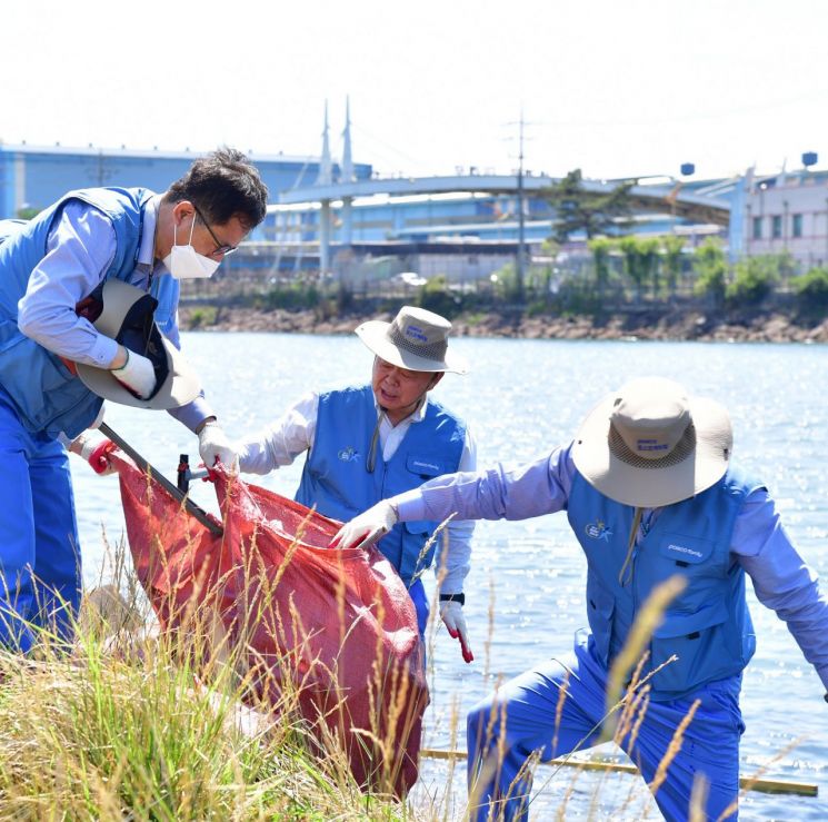 민경준 포스코케미칼 사장(사진 가운데)과 임직원들이 16일 포항 본사 인근 청림해변에서 해양폐기물을 수거하는 환경정화 활동을 펼치고 있다.