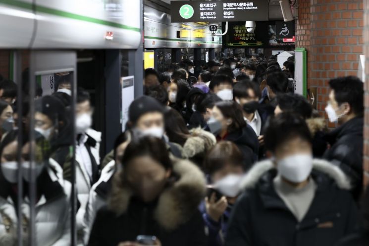 퇴근시간 서울 지하철 시청역에서 시민들이 지하철을 기다리고 있다. [이미지출처=연합뉴스]