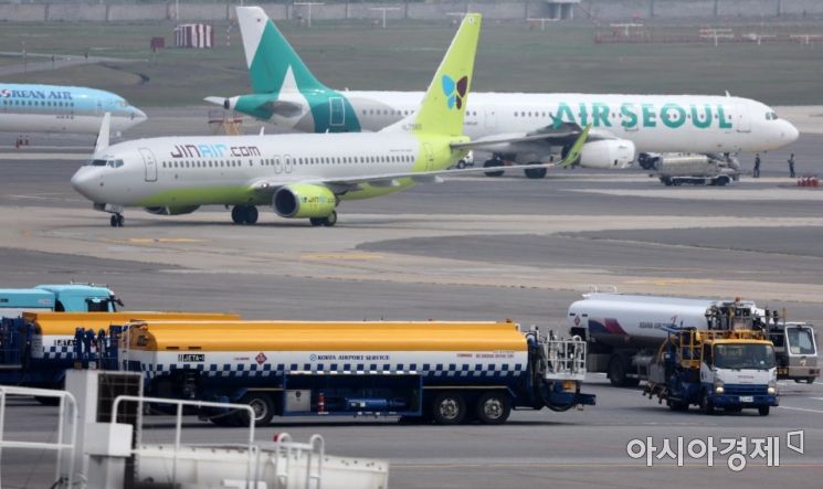 'Round-trip 800,000 KRW' Japanese Airfare... Normalization Expected by Next Year's Cherry Blossom Season